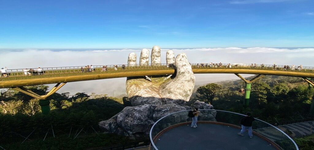 VIETNAM VISTA : Seven Days of Culture, Caves, and Coastal Charms from Timeless Hanoi to Dynamic Saigon.